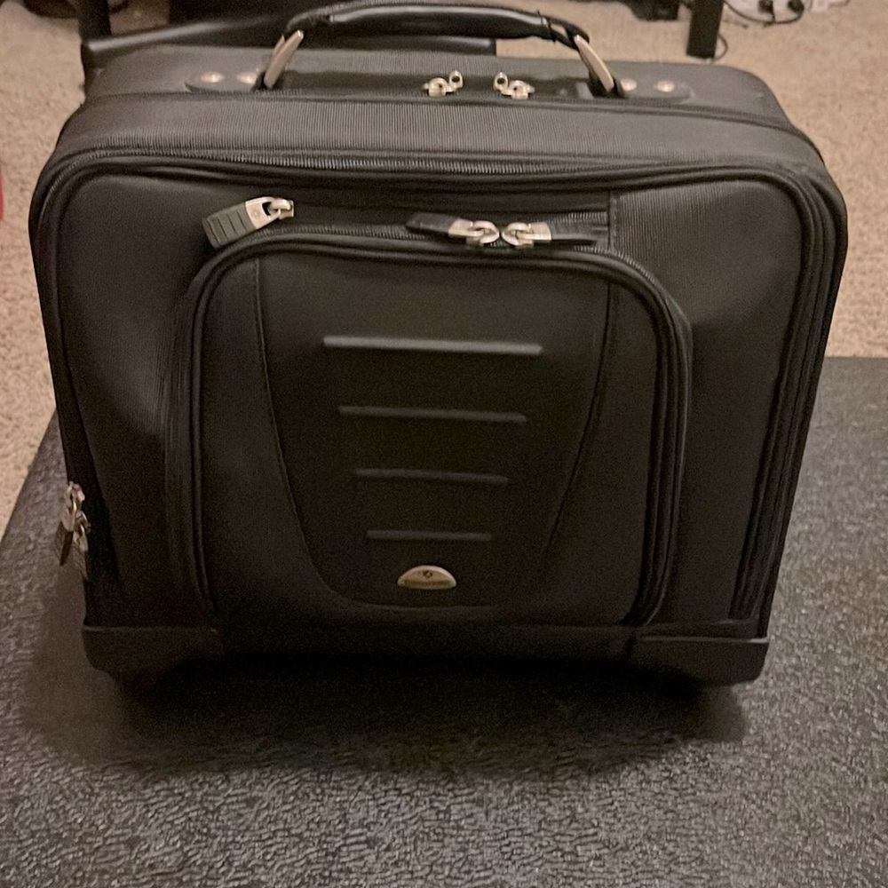 Samsonite 4 wheel office spinner